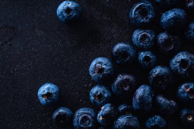 Karanlık arka planda taze olgun yaban mersini, yakın çekim 