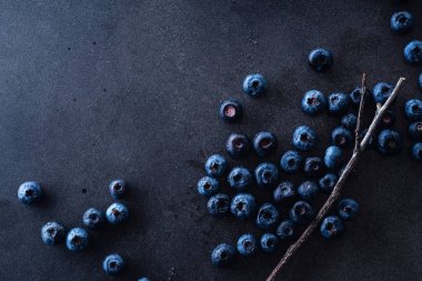 Koyu arka planda taze olgun yaban mersini, üst görünüm 