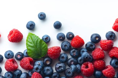 Ahududu ve beyaz arka plan üzerinde izole yaban mersini 