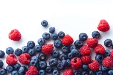 Ahududu ve beyaz arka plan üzerinde izole yaban mersini 