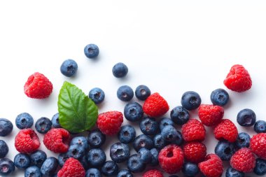 Ahududu ve beyaz arka plan üzerinde izole yaban mersini 