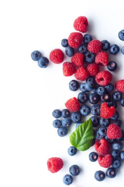 Ahududu ve beyaz arka plan üzerinde izole yaban mersini 