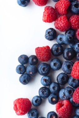 Ahududu ve beyaz arka plan üzerinde izole yaban mersini 