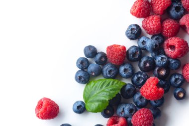 Ahududu ve beyaz arka plan üzerinde izole yaban mersini 