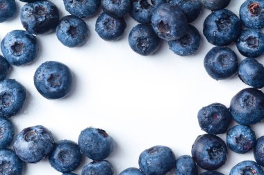 Beyaz arka planda izole taze olgun yaban mersini, yakın çekim 