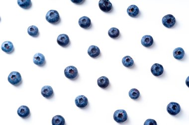 Beyaz arka planda izole taze olgun yaban mersini ile desen, yakın çekim 