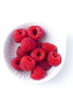 Beyaz arka planda izole seramik kase taze ahududu, yakın çekim