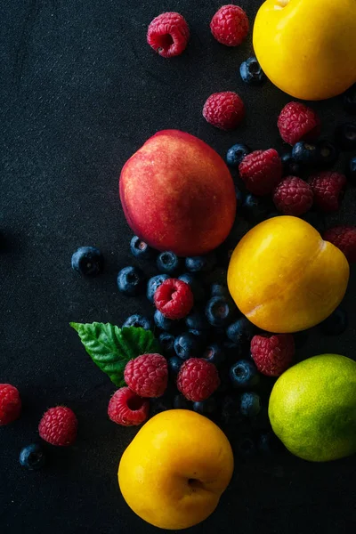 Frutta Fresca Bacche Sfondo Scuro Concetto Nutrizionale Vegano — Foto Stock