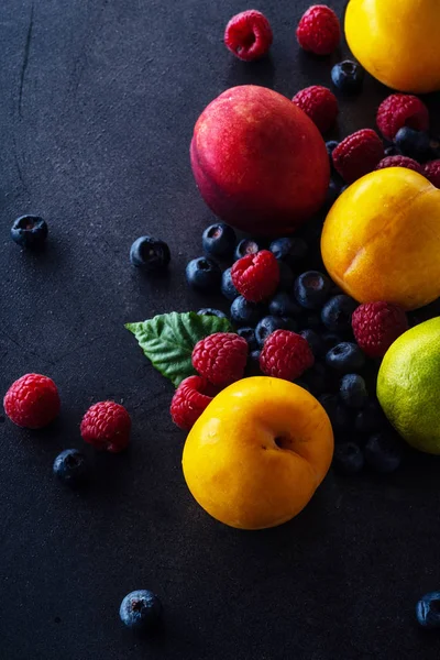 Frutta Fresca Bacche Sfondo Scuro Concetto Nutrizionale Vegano — Foto Stock