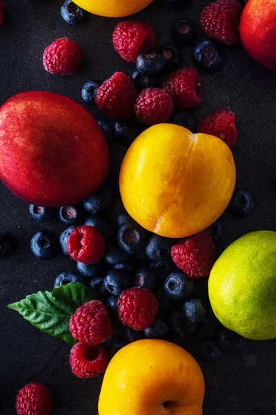 Frutta Fresca Bacche Sfondo Scuro Concetto Nutrizionale Vegano — Foto Stock