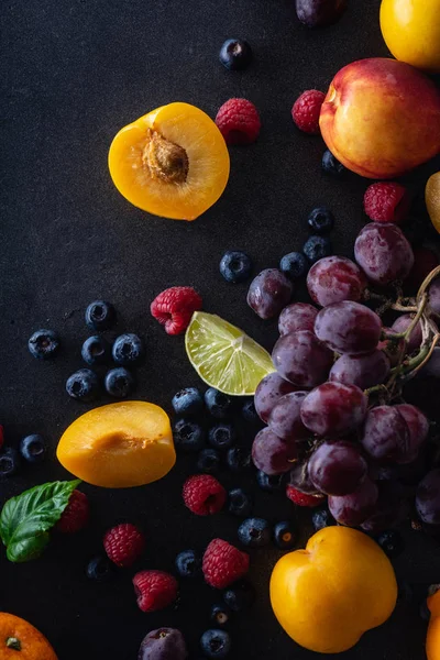 Frutta Fresca Bacche Sfondo Scuro Concetto Nutrizionale Vegano — Foto Stock