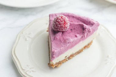 Tabakta ahududu ile ham kaju kek, glutensiz tatlı kavramı 
