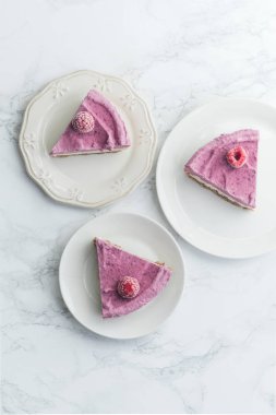 tabaklarda ahududu ile ham kaju kek dilimleri, glutensiz tatlı kavramı 