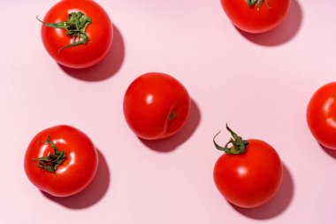 Pembe arka plan üzerinde kiraz domates ile Desen, üst görünüm 