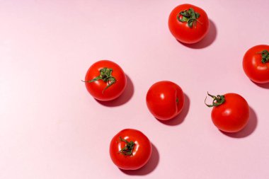 Pembe arka plan üzerinde kiraz domates ile Desen, üst görünüm 