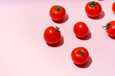 Pembe arka plan üzerinde kiraz domates ile Desen, üst görünüm 