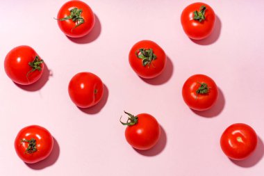 Pembe arka plan üzerinde kiraz domates ile Desen, üst görünüm 