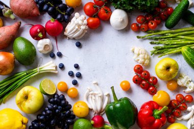 beton arka plan üzerinde renkli taze sebze seti. Yaz gıda maddeleri kavramı, üst görünümü 