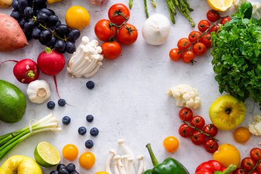 beton arka plan üzerinde renkli taze sebze seti. Yaz gıda maddeleri kavramı, üst görünümü 