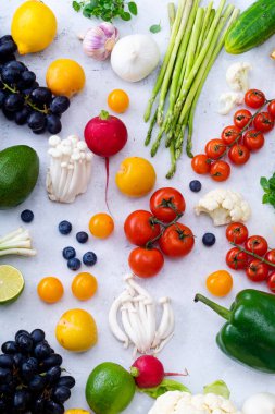 beton arka plan üzerinde renkli taze sebze seti. Yaz gıda maddeleri kavramı, üst görünümü 