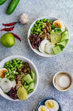 Kaselerde marine yumurta ve edamame fasulye ile Vejetaryen yemekleri 