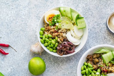 Kaselerde marine yumurta ve edamame fasulye ile Vejetaryen yemekleri 