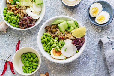 Kaselerde marine yumurta ve edamame fasulye ile Vejetaryen yemekleri 