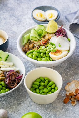 Kaselerde marine yumurta ve edamame fasulye ile Vejetaryen yemekleri 