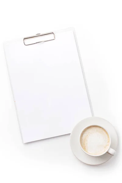 Kopje Cappuccino Knip Bord Met Wit Leeg Papier Geïsoleerd Witte — Stockfoto
