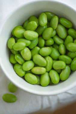 Masada yeşil fasulyeli beyaz porselen kase.