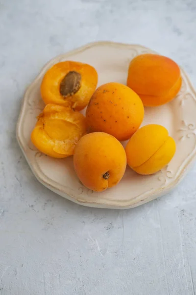 Plate Fresh Apricots Concrete Background — Stock Photo, Image