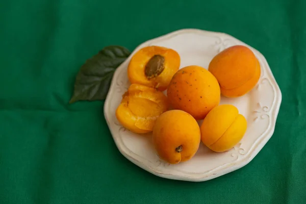 Pile Orange Sweet Apricots Porcelain Plate Dark Green Tablecloth — Stock Photo, Image