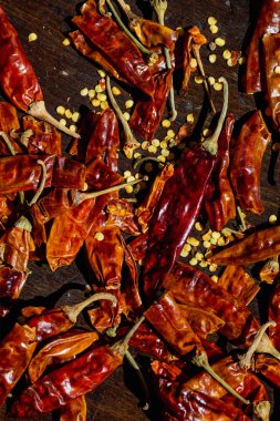 güneş ışığı Kiriş tohumları ile bütün kurutulmuş biber yığını