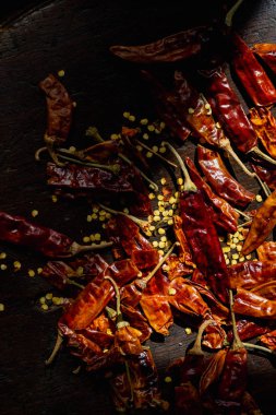 güneş ışığı Kiriş tohumları ile bütün kurutulmuş biber yığını