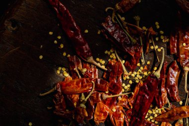 güneş ışığı Kiriş tohumları ile bütün kurutulmuş biber yığını