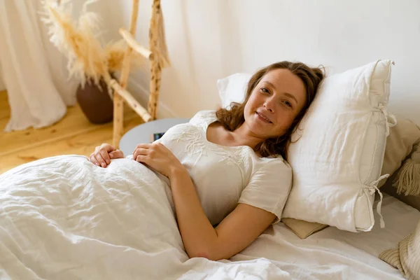 Junge Glückliche Frau Schlafanzug Erwacht Schlafzimmer — Stockfoto