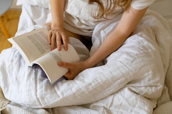 Sabahın Erken Saatlerinde Yatakta Oturmuş Roman Okuyan Genç Bir Kadın — Stok fotoğraf