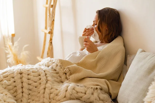 Hasta Genç Kadın Yatakta Yatarken Sıcak Çay Fincan Tutan Battaniye — Stok fotoğraf