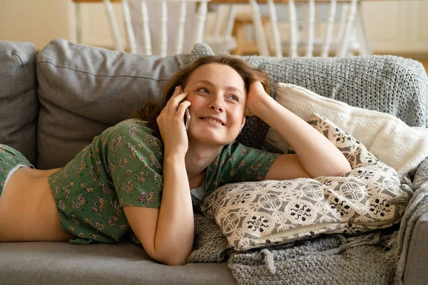 Rothaarige Frau Lässiger Sommerkleidung Spricht Auf Dem Smartphone Während Sie — Stockfoto