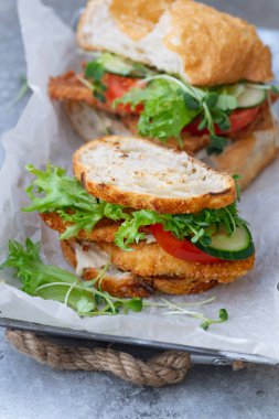 chiabatta sanwiches kızarmış tavuk ve salatalık ile domates ve microgreens metal tepsi, yakın çekim 