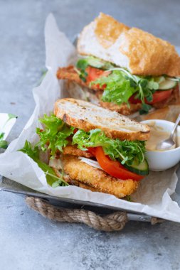 chiabatta sanwiches kızarmış tavuk ve salatalık ile domates ve microgreens metal tepsi, yakın çekim 