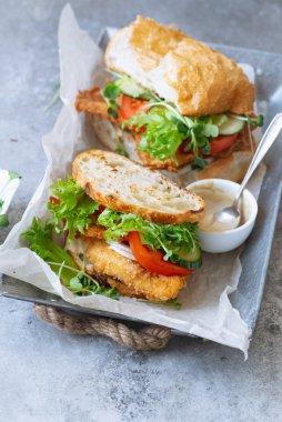 chiabatta sanwiches kızarmış tavuk ve salatalık ile domates ve microgreens metal tepsi, yakın çekim 