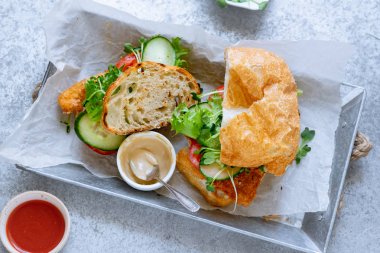 chiabatta sanwiches kızarmış tavuk ve salatalık ile domates ve microgreens metal tepsi, yakın çekim 