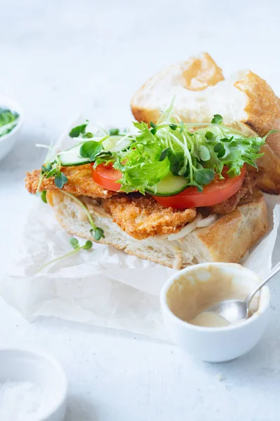 Chiabatta Sanwich Con Pollo Fritto Cetriolo Con Pomodori Microverdi Carta — Foto Stock