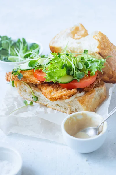 Chiabatta Sanwich Con Pollo Fritto Cetriolo Con Pomodori Microverdi Carta — Foto Stock