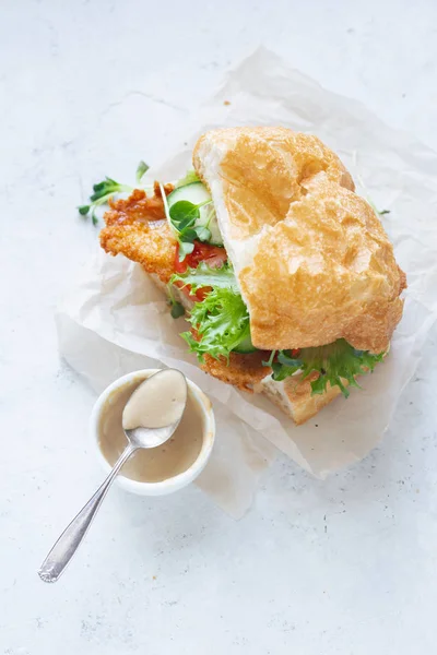 Chiabatta Sanwich Con Pollo Fritto Cetriolo Con Pomodori Microverdi Carta — Foto Stock