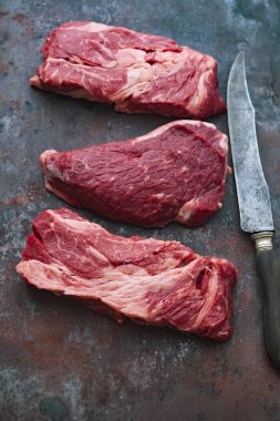 Koyu metalik arka plan üzerinde Ham siyah angus prime sığır eti biftek çeşitli
