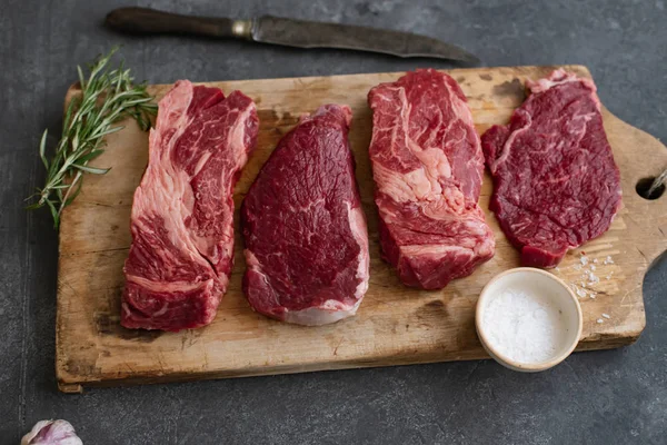 Filetes Carne Res Primera Calidad Angus Negro Crudo Tabla Cortar — Foto de Stock