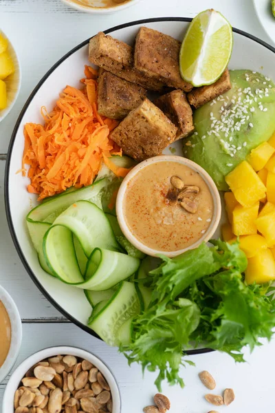 Talíř Zdravým Letním Čerstvým Salátem Mango Avokáda Tofu Sladkým Burákovým — Stock fotografie