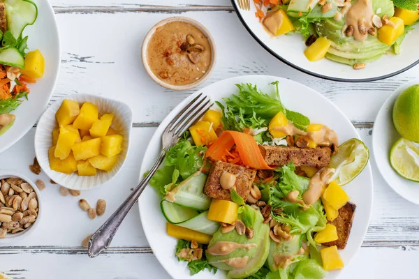 Talerz Zdrowe Lato Świeże Sałatki Mango Awokado Tofu Słodkie Masło — Zdjęcie stockowe